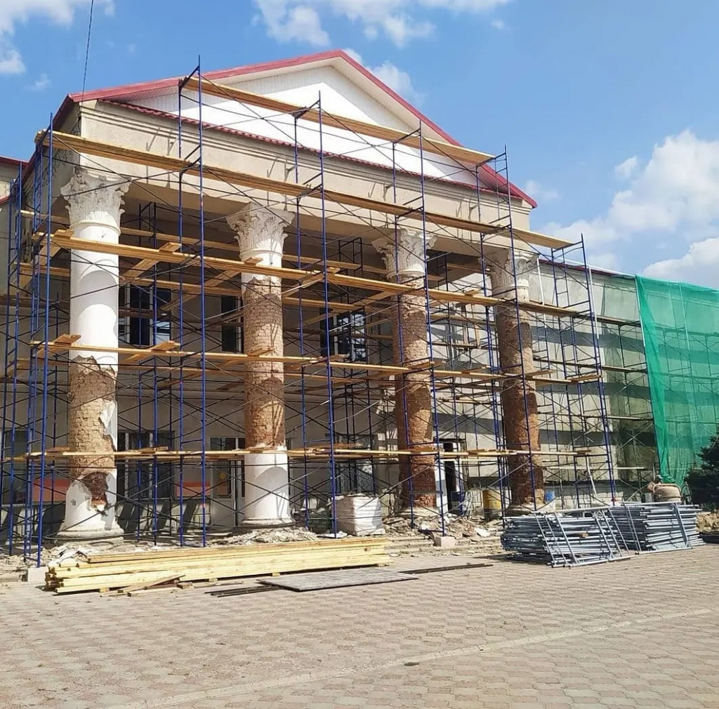 Продолжается текущий ремонт здания Городского Дома культуры 