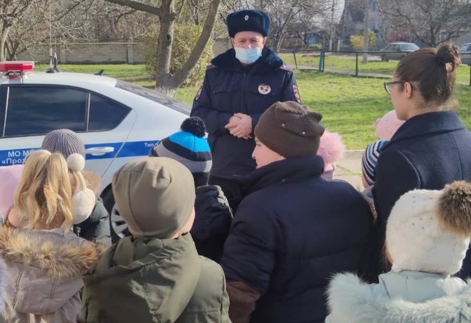 Автоинспекторы КБР проводят профилактические встречи с дошкольниками